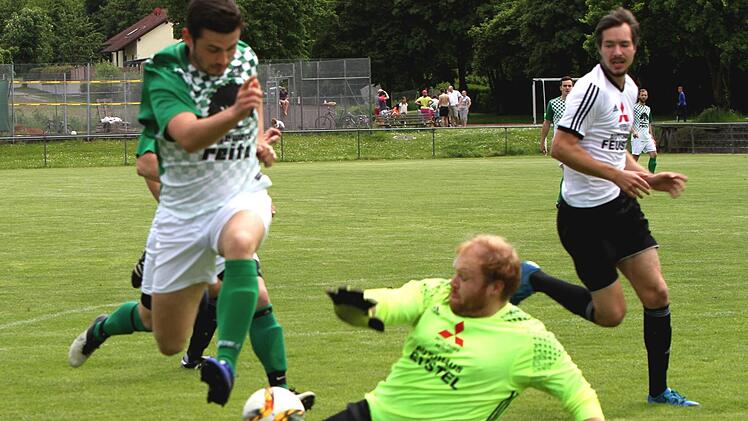 Zwei Tore erzielte der Wonfurter Michael McKillop (links), doch in dieser Szene bleibt der Zeller Schlussmann Manuel Wambach (Mitte) Sieger.