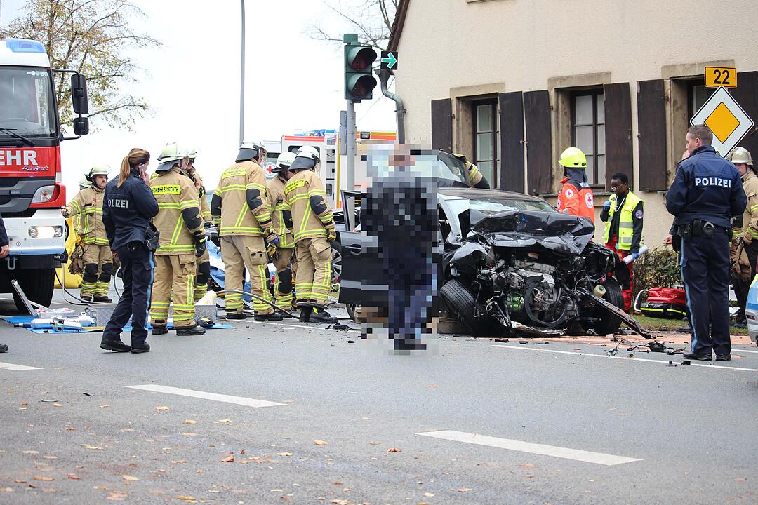 Frau wird bei Crash in Bayreuth im Auto eingeklemmt
