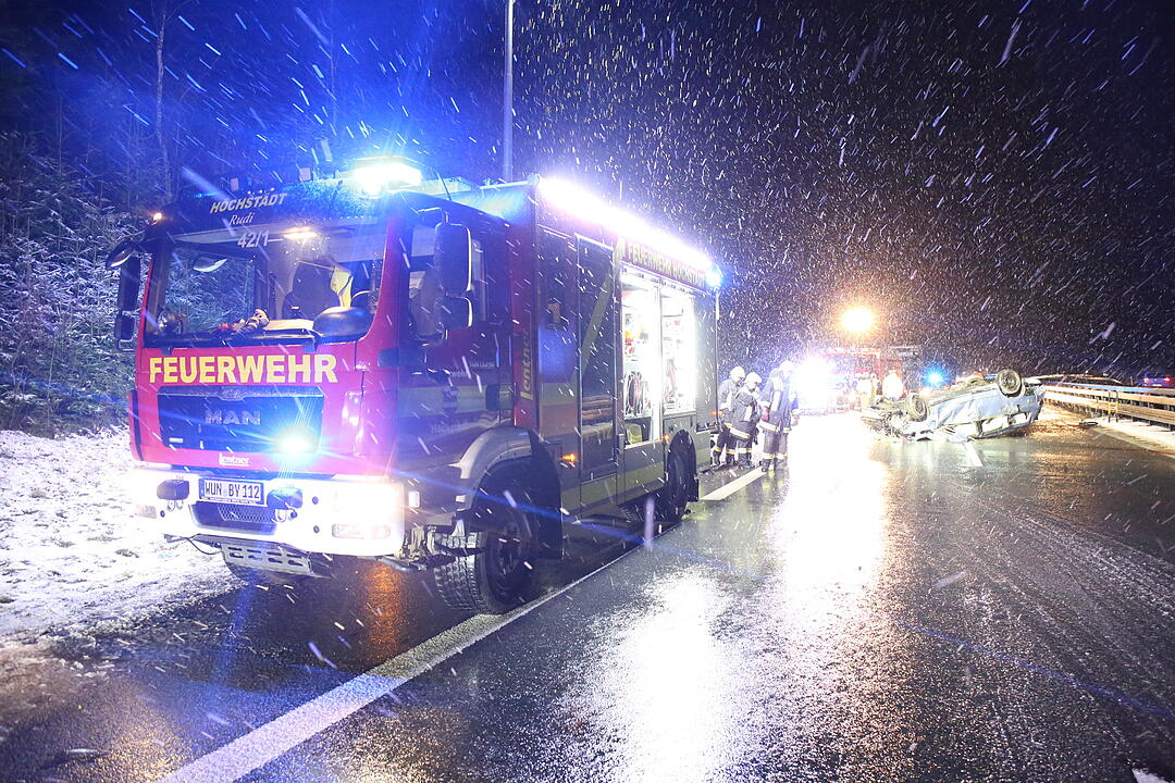Schwerer Zusammenstoß auf der A93 - Fahrer stirbt noch an der Unfallstelle