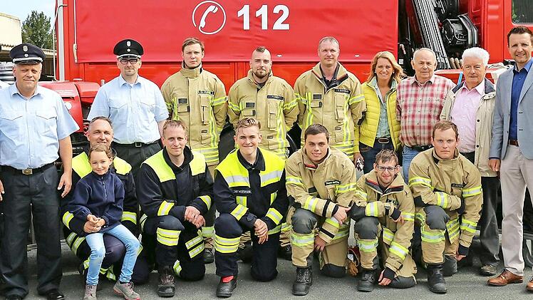 Die Gruppen des Gefahrenschutzzuges nach bestandener Leistungspr&uuml;fung mit den Schiedsrichtern und dem Feuerwehrreferenten der Stadt Lichtenfels Roland Lowig sowie den B&uuml;rgermeistern der Stadt Andreas H&uuml;gerich, Sabine Rie&szlig;ner und Winfried Weinbeer Foto: Gerd Klemenz