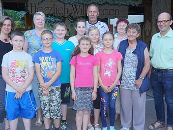 Drei Wochen werden sieben Kinder  und ihre Betreuer aus einer verstrahlten Region in Weißrussland in der Rhön verbringen. Gisela Aha (2. v. r.) engagiert sich seit 1991 und benötigt noch finanzielle Unterstützung. Untergebracht waren sie kostenfrei in den Christlichen Gästehäusern bei Anke Schroth (links) und Stefan Schroth (rechts).  Marion Eckert