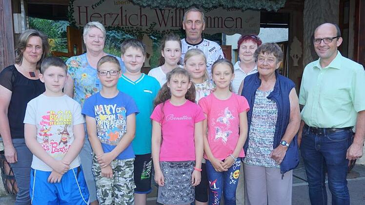 Drei Wochen werden sieben Kinder  und ihre Betreuer aus einer verstrahlten Region in Weißrussland in der Rhön verbringen. Gisela Aha (2. v. r.) engagiert sich seit 1991 und benötigt noch finanzielle Unterstützung. Untergebracht waren sie kostenfrei in den Christlichen Gästehäusern bei Anke Schroth (links) und Stefan Schroth (rechts).  Marion Eckert