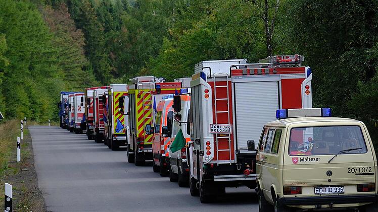 Am Samstag bewegten sich über 60 Fahrzeuge der Feuerwehren, des Technischen Hilfswerkes, der Rettungssanitäter und der Polizei aus dem Landkreis Fulda übungshalber in Richtung Truppenübungsplatz Wildflecken.
