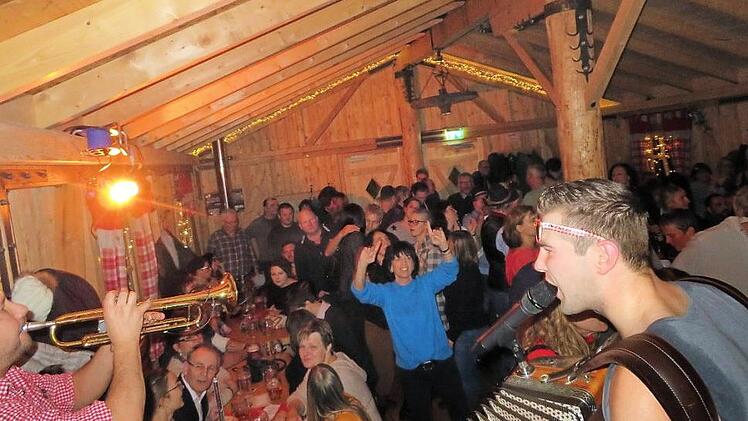 Zeitweise waren sogar Stehplätze rar. Im Vordergrund (links) Martin Zetzmann an der Trompete und Dominik Wachter am Akkordeon.
