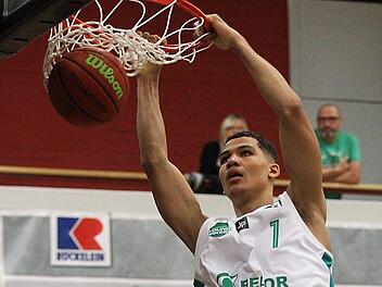 Per Dunk versenkt der Baunacher Nicholas Tischler den Ball, nach einer schwachen zweiten Spielh&auml;lfte haben die Young Pikes aber gegen die Skyliners Juniors mit 70:93 verloren.sportpress