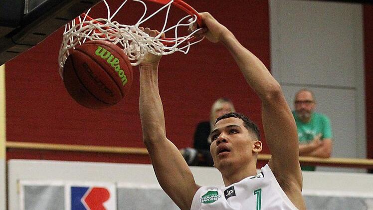 Per Dunk versenkt der Baunacher Nicholas Tischler den Ball, nach einer schwachen zweiten Spielh&auml;lfte haben die Young Pikes aber gegen die Skyliners Juniors mit 70:93 verloren.sportpress