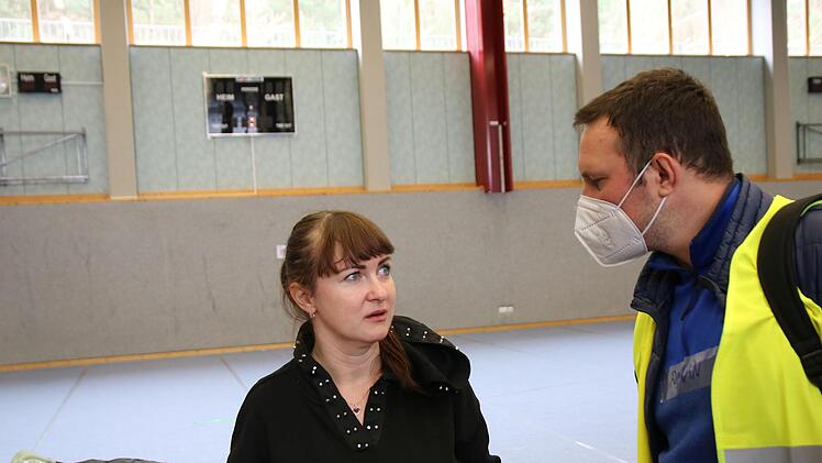 Roman Konovalov ist selbst erst vor zwei Wochen geflüchtet und hilft jetzt als Dolmetscher.Foto: Romy Denk