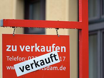Schild: Haus zu verkaufen