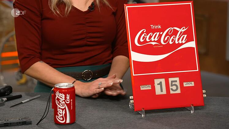 Ver&auml;u&szlig;ert werden sollte eine Werbesammlung rund um das Kultgetr&auml;nk Coca-Cola. Hinter der Dose versteckte sich etwa ein Walkman, den sich Ute einst f&uuml;r Urlaubsfahrten zugelegt hatte.
