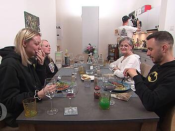 W&auml;hrend Michelle (links) und Riccardo ihren Hauptgang schon essen, warten Patricia (2.v.l) und Elena noch auf ihre Teller.