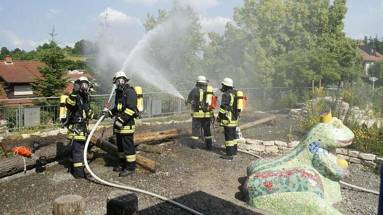 In Windeseile stand die Wasserversorgung für die Brandbekämpfung an der Grundschule Oberaurach. Foto: sw