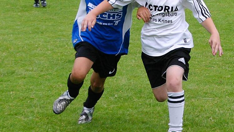 Aus dem Turnier der U7-Mannschaften: Der Eberner Jannis Matern (links) versucht, seinen Sander Gegenspieler im Kampf um den Ball abzudrängen.