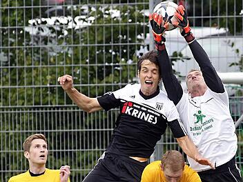 Wenn der Sander Sturmführer Peter Heyer (schwarzes Trikot, hier gegen den Torwart der DJK Bamberg, Matthias Kühhorn) vor dem gegnerischen Kasten auftaucht, wird es meist gefährlich.