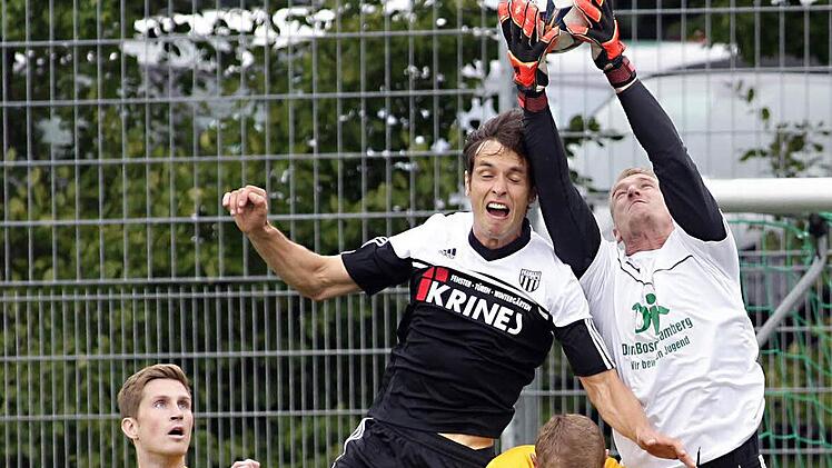 Wenn der Sander Sturmführer Peter Heyer (schwarzes Trikot, hier gegen den Torwart der DJK Bamberg, Matthias Kühhorn) vor dem gegnerischen Kasten auftaucht, wird es meist gefährlich.