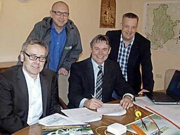 Gerhard Wunder (2. v. re) und Peter Hornfischer (li) bei der Vertragsunterzeichnung. Stehend: Marcus Witzel (li) und Rainer Deuerling. Foto: sd
