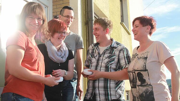 Positiver Nebeneffekt der Rettungsaktion: "Dass wir jetzt jeder ein paar Freunde mehr haben", sagt Silke Gross (rechts). Dazu gehören von links: Eva Mohrand, Lisa Krappmann, Dominik Schnapp (hinten) und Tobias Rupprecht.  Foto: Anja Greiner