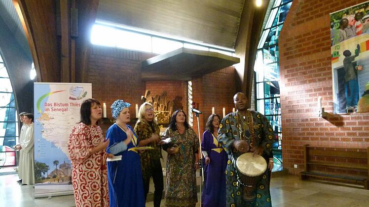 Alexis Madokpon und sein Chor Mambolo begeisterten die Besucher mit afrikanischen Rhythmen. Foto: Marion Krüger-Hundrup