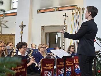 Dirigentin Manuela Möller bei ihrem ersten Auftritt in der Pfarrkirche. Foto: Kathrin Kupka-Hahn