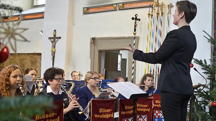Dirigentin Manuela Möller bei ihrem ersten Auftritt in der Pfarrkirche. Foto: Kathrin Kupka-Hahn
