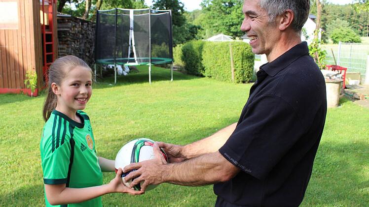Antonia kickt gerne im Garten mit ihrem Vater Armin. Ob sie beim Philipp-Lahm-Sommercamp auch mal gegen den Ball treten kann, weiß sie noch gar nicht. Foto: Evi Seeger