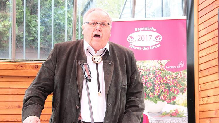 Bürgermeister Franz Streit (CSU) erinnerte daran, dass die "Blume des Jahres" die Forchheimer Stadtfarben trägt.  Foto: Andreas Schmitt