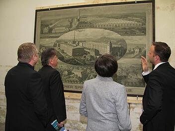 Der Mainleuser Bürgermeister Robert Bosch, Regierungspräsidentin Heidrun Piwernetz, Landrat Klaus Peter Söllner und Martin Pöhner (von rechts), der die Konzeption der Ausstellung unterstützt hat, stehen vor dem alten Bild, das das Spinnerei-Imperium zeigt. Fotos: Sonny Adam