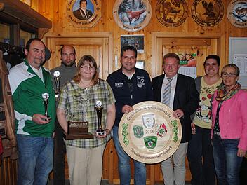 Bei der Siegerehrung (von links) freuen sich Bernd Müller, Andreas Weigand (TSV Rannungen), Melanie Kiesel, Thomas Niemann (TSV Rannungen), VG-Vorsitzender Matthias Klement, Schützenmeisterin Nadine Müller und 2. Bürgermeisterin Judith Dekant.  Foto: Daniel Wiener
