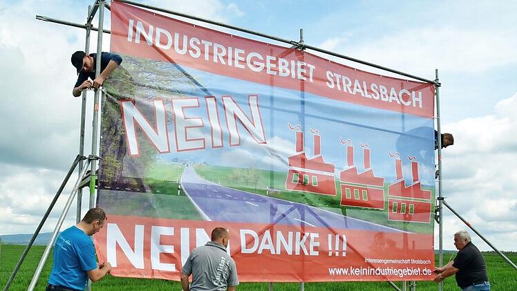 Die Bewohner Stralsbachs haben sich erfolgreich gegen die ursprünglichen Pläne gewehrt. Statt des Industriegebietes plant der Markt Burkardroth nun an der Poppenrother Höhe ein Gewerbegebiet.