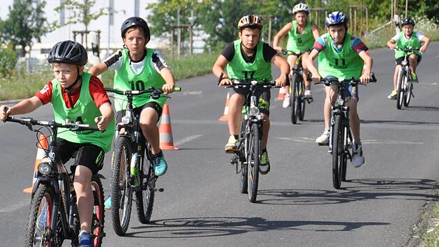 Mit dem Rad musste die mittlere Disziplin beim 18. H&ouml;chstadter Sch&uuml;lertriathlon bew&auml;ltigt werden. Zwei der mehr als 700 Teilnehmer durften zus&auml;tzlich zu ihrem eigenen ein Fahrrad aus der Verlosung mit nach Hause nehmen. Fotos: Uli Busch