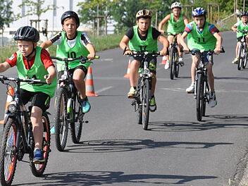 Mit dem Rad musste die mittlere Disziplin beim 18. Höchstadter Schülertriathlon bewältigt werden. Zwei der mehr als 700 Teilnehmer durften zusätzlich zu ihrem eigenen ein Fahrrad aus der Verlosung mit nach Hause nehmen. Fotos: Uli Busch