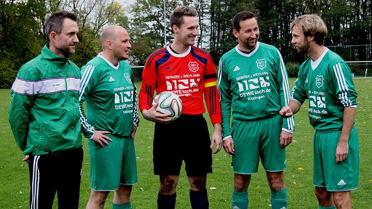 Trainer Michael Pottler (rechts) schwört vor allem die Routiniers und Stützen seiner Mannschaft auf das schwere Spiel ein,  von links Roman Starosta, Matthias Glos,  Torwart  und Kapitän Patrick Wagenhäuser sowie Sebastian Ries.