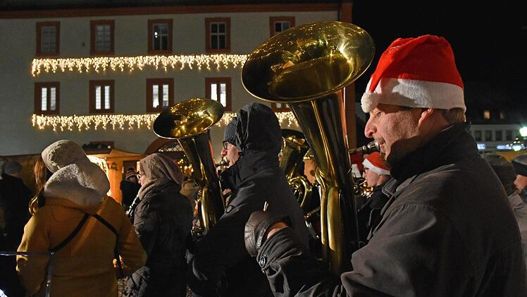 Beim Nikolausmarkt der Hobbybastler auf dem Marktplatz in Haßfurt sorgten viele Musikgruppen für die musikalische Einstimmung auf das bevorstehende Weihnachtsfest. Im Bild die Sterzelbacher Musikanten. Foto: Ulrike Langer