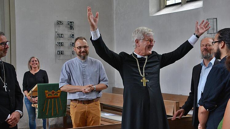 Nach der kurzen Andacht in der evangelischen Kirche in Bad Königshofen traf man auf einen gutgelaunten, herzlichen Landesbischof, der, wie er selbst sagte, diesen Abschluss im Dekanat Bad Neustadt in guter Erinnerung behalten werde.  Hanns Friedrich