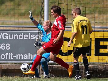 Steinwiesens Keeper Florian Gremer ist zur Stelle, als der Gundelsdorfer Dominik Lindner eine Hereingabe verarbeiten will. Beide Teams wollen am 3. Spieltag dreifach punkten. Foto: Heinrich Weiß