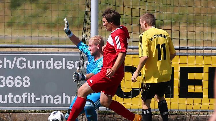 Steinwiesens Keeper Florian Gremer ist zur Stelle, als der Gundelsdorfer Dominik Lindner eine Hereingabe verarbeiten will. Beide Teams wollen am 3. Spieltag dreifach punkten. Foto: Heinrich Weiß