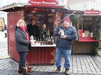 Cathy Wright und Bob Blezzard sind noch bis zum 9. Dezember am Coburger Weihnachtsmarkt (vor der Bude). Carsten Freytag und Sigrid Bienlein unterst&uuml;tzen die beiden Engl&auml;nder (in der Bude). Foto: Jannik Reutlinger
