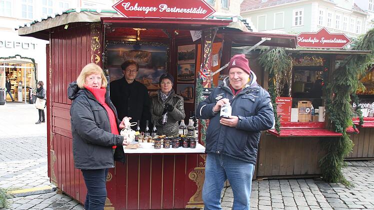 Cathy Wright und Bob Blezzard sind noch bis zum 9. Dezember am Coburger Weihnachtsmarkt (vor der Bude). Carsten Freytag und Sigrid Bienlein unterst&uuml;tzen die beiden Engl&auml;nder (in der Bude). Foto: Jannik Reutlinger