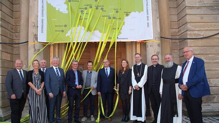 Gruppenfoto mit den Geistlichen Abt Philipp (links), Domkapitular Norbert Jung und Pater BrankoJoseph Beck