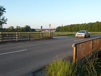 An der baufälligen Brücke an der Straße nach Horhausen ist die zulässige Höchstgeschwindigkeit auf 50 Stundenkilometer reduziert.  Foto: Christian Licha
