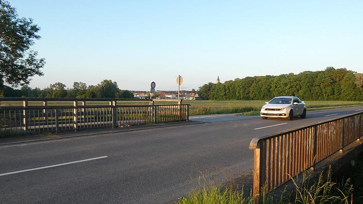 An der baufälligen Brücke an der Straße nach Horhausen ist die zulässige Höchstgeschwindigkeit auf 50 Stundenkilometer reduziert.  Foto: Christian Licha