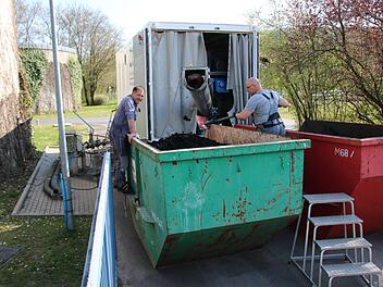 Mehrere Wochen im Jahr muss der Abwasserzweckverband Hammelburg eine Firma zur mobilen Schlamm-Entwässerung bestellen, das kostet immer mehr Geld. Auf dem Foto begutachtet Abwassermeister Albrecht Leurer (links) das Ergebnis.