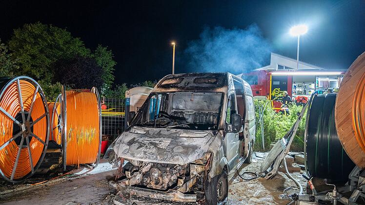 Rattelsdorf: Unbekannte setzen mehrere Baumaschinen in Brand - 300.000 Euro Schaden