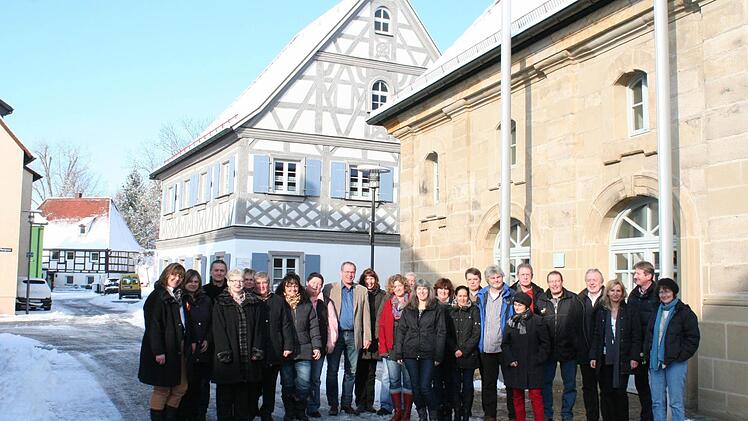 Die angehenden Karpfenland-Reiseleiter vor dem historischen Kommunbrauhaus in Höchstadt   Fotos: Evi Seeger