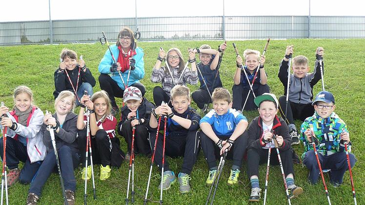 Die Schüler der Klasse 4a der Johann-Peter-Wagner Volksschule Theres durften mit ihrer Lehrerin Bettina Pfeuffer einen Nordic Walking Kurs unter der Leitung von Uschi Jung (blaue Jacke) absolvieren. Foto: privat