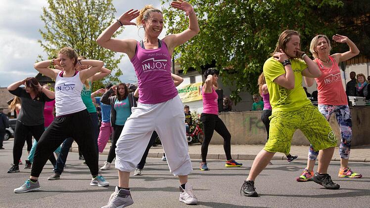 Zumba-Flashmop auf der Schlemmermeile Fotos: Klaus Gagel