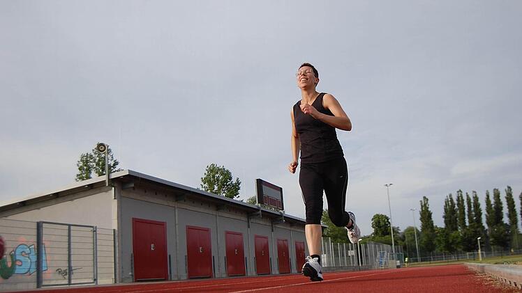Sie macht den Weg frei - Nadine Krannich von der VR-Bank Coburg beim 3000-Meter-Lauf. Foto: Oliver Schmidt