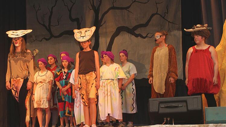 Die zwei Löwen sowie Nala und das Warzenschwein Pumba (von links) mit dem Chor beim Ohrwurm "kann es wirklich Liebe sein".