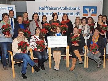 Die Vertriebsleiterin Lilia Koch (mit Scheck) als Vertreterin der Raiffeisen-Volksbank Lichtenfels-Itzgrund überreichte an die Vertreterinnen von 21 Kindergärten Spenden in einer Höhe von 8500 Euro. Foto: A. Thieret