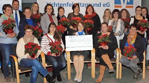 Die Vertriebsleiterin Lilia Koch (mit Scheck) als Vertreterin der Raiffeisen-Volksbank Lichtenfels-Itzgrund überreichte an die Vertreterinnen von 21 Kindergärten Spenden in einer Höhe von 8500 Euro. Foto: A. Thieret