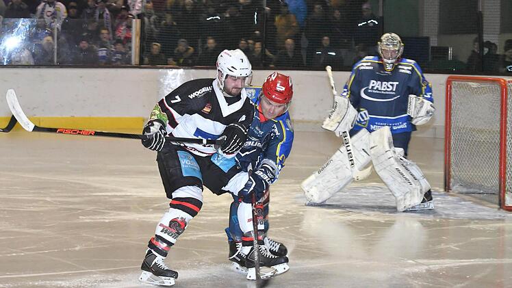Mit 4:1 gewannen die Kissinger Wölfe (in weiß) das Unterfranken-Derby gegen den ERV Schweinfurt. Foto: Hopf